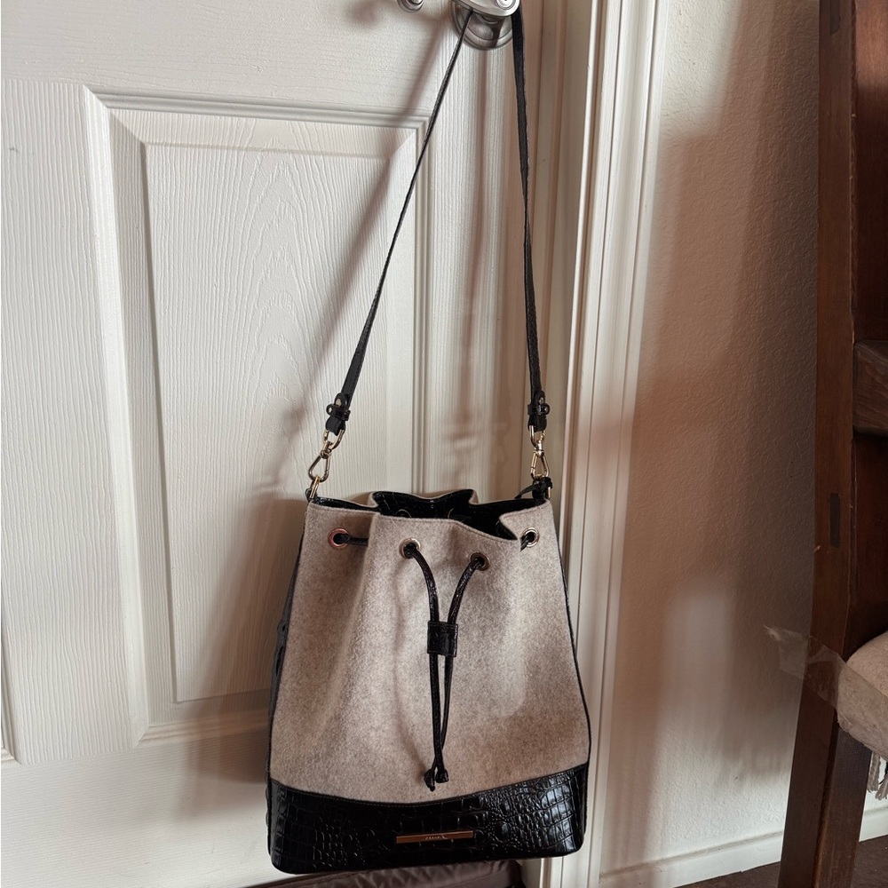 Brahmin Marlowe Bucket Bag. Unique Off White Wool and Dark Brown Crock. - Picture 14 of 15